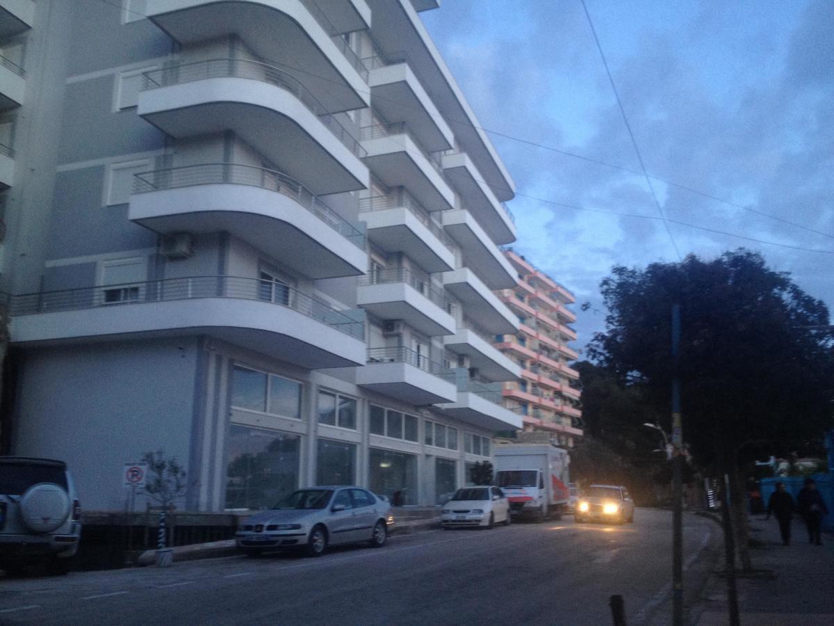 Xhulio Apartments Саранде Екстериор снимка
