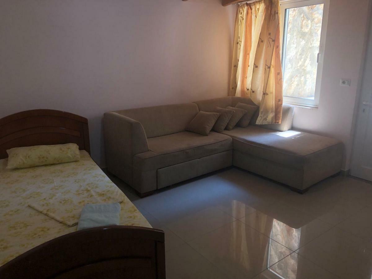 Xhulio Apartments Саранде Екстериор снимка